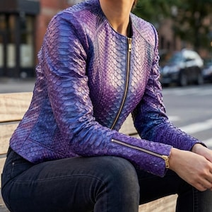 Pode incluir: Um conjunto de três canecas de cerâmica com acabamento manchado e fosco. As canecas são em tons de creme, cinza claro e cinza escuro. Cada caneca tem um design simples e minimalista.