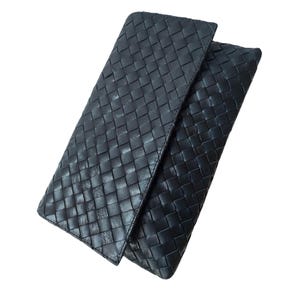 Cartera de cuero tejida a mano de inspiración boho: una pieza llamativa para cualquier ocasión