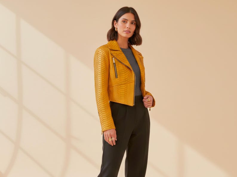 高級マスタードイエローのスネークスキンレザージャケット：レディース用クロップド丈モトスタイルバイカージャケット 画像 1