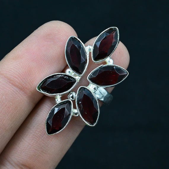 Anello fatto a mano con granato marquise, argento sterling 925, motivo floreale - Italia