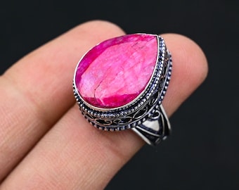 Ręcznie wykonany pierścionek z fasetowanym rubinem kaszmirskim: biżuteria ze srebra próby 925