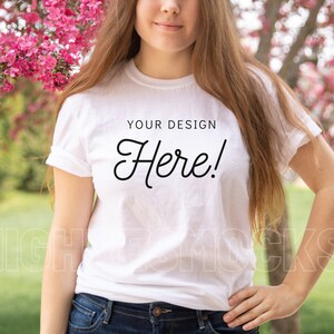 Maquete Gildan 64000, maquete de camisa branca Gildan, maquete de modelo, maquete de camiseta Gildan, maquete de camiseta branca, camiseta maquete, maquete de primavera