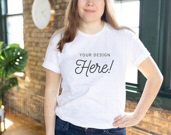 Maqueta de camiseta blanca Gildan 64000, maqueta de modelo (descarga digital)