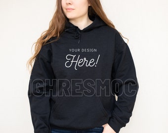 Gildan 18500 zwarte hoodie-mockup, modelmodel (digitale download)