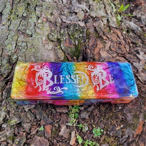 Gesegnet sei. Hexenhafte Aufbewahrungsbox mit Deckel. Glitzerndes Gießharz. Holographische Folie. Helle Muschelstücke. Aufbewahrung für Runen, Kristalle, Tarotkarten.
