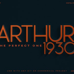Könnte beinhalten: Ein digitaler Download der Schriftart "Arthur 1930", eine kräftige, vom Art Deco inspirierte Schriftart mit Vintage-Charakter. Die Schriftart enthält Groß- und Kleinbuchstaben, Zahlen und Symbole. Sie ist perfekt für die Verwendung in kommerziellen und privaten Projekten.
