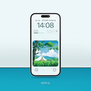 Puede incluir: La pantalla de un teléfono inteligente que muestra un reloj digital que marca las 14:08, un calendario con la fecha 26 y una foto de una tienda de campaña blanca en un campo verde con un cielo azul y nubes blancas. El texto "Studio7FX" está en la parte inferior de la pantalla.