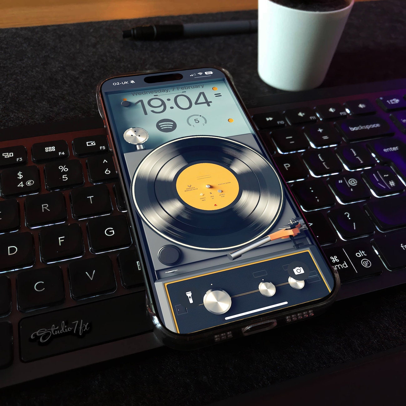 IPhone Wallpaper Retro Vinyl Turntable Record Player Mobile Phone
