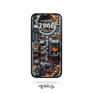 Pu&ograve; includere: Uno smartphone con un quadrante dell'orologio digitale nero e arancione su uno sfondo di design meccanico complesso e intricato. Il quadrante dell'orologio mostra "Gioved&igrave; 25 luglio 21:46".
