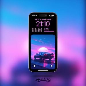 Könnte beinhalten: Ein Telefonbildschirm, der eine Digitaluhr mit der Zeit 21:10, einen Kalender und ein Retro-Bild eines Autos zeigt, das bei Sonnenuntergang auf einer Straße fährt. Der Hintergrund ist ein Farbverlauf von Pink und Blau.