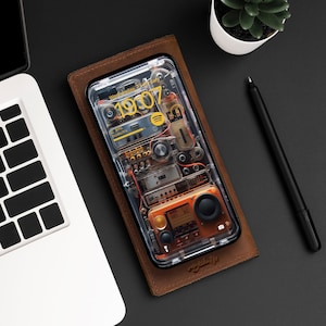以下が含まれることがあります： ヴィンテージラジオのようなデザインの透明な携帯電話ケース。ケースは茶色の革張りで、画面には「Wednesday 7:31 pm」の文字が表示されています。