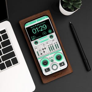 Op de afbeelding: Een bruine leren telefoonhoes met een wit en groen telefoonscherm waarop een digitale klok wordt weergegeven met de tijd 01:29 en de tekst "Sat 13 40% in 2 DAYS". Het telefoonscherm toont ook een afbeelding van een muziekmixer met knoppen en schuifregelaars.