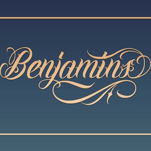 Puede incluir: Una escritura cursiva dorada deletreando el nombre "Benjamin" sobre un fondo azul oscuro.