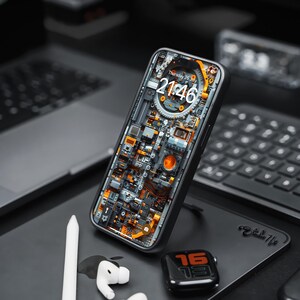 Pu&ograve; includere: Uno smartphone nero con uno schermo che mostra un orologio digitale e uno sfondo meccanico. L'orologio mostra l'ora 21:46 e la data gioved&igrave; 25 luglio. Il telefono &egrave; appoggiato su una superficie nera con uno stilo bianco e uno smartwatch nero.