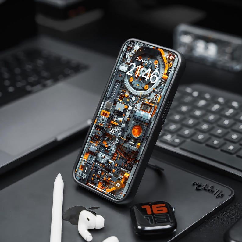 Pu&ograve; includere: Uno smartphone nero con uno schermo che mostra un orologio digitale e uno sfondo meccanico. L'orologio mostra l'ora 21:46 e la data gioved&igrave; 25 luglio. Il telefono &egrave; appoggiato su una superficie nera con uno stilo bianco e uno smartwatch nero.