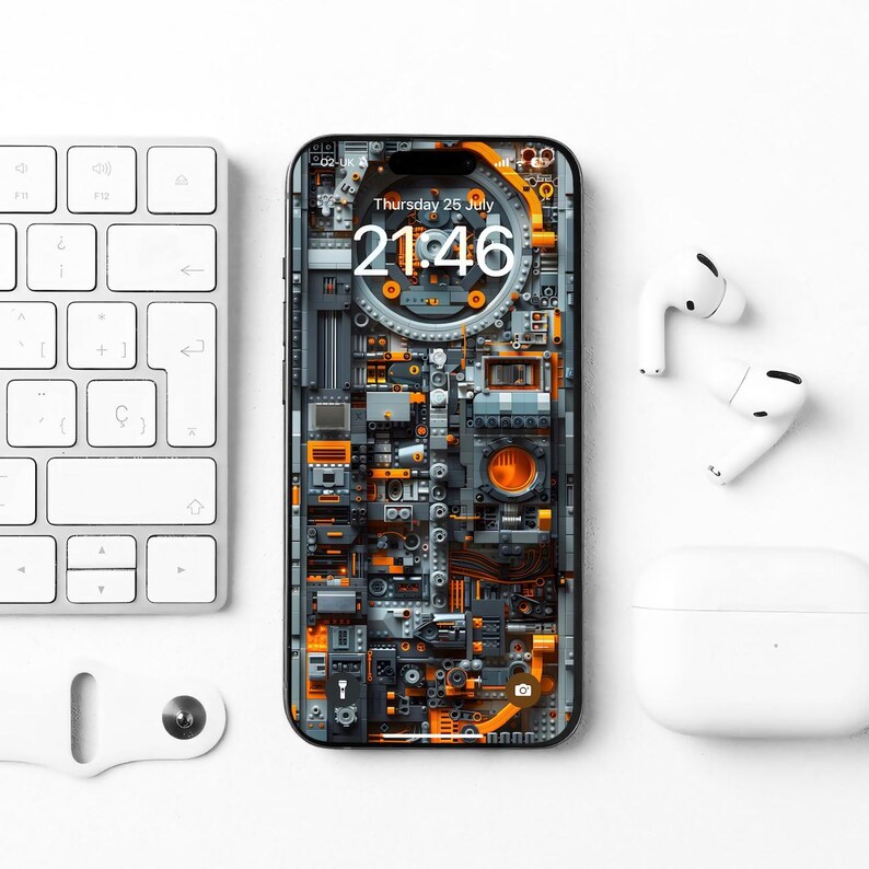 Pu&ograve; includere: Uno smartphone con un quadrante dell'orologio digitale nero e arancione che mostra l'ora 21:46. Lo sfondo del quadrante dell'orologio &egrave; un motivo complesso di ingranaggi e altri elementi meccanici. La data &egrave; visualizzata come gioved&igrave; 25 luglio.