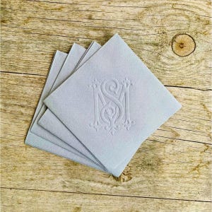 25 gepersonaliseerde linnenachtige bruiloftservetten met reliëf, monogram cocktailservetten voor verloving, jubileum, feest of dinerdecor