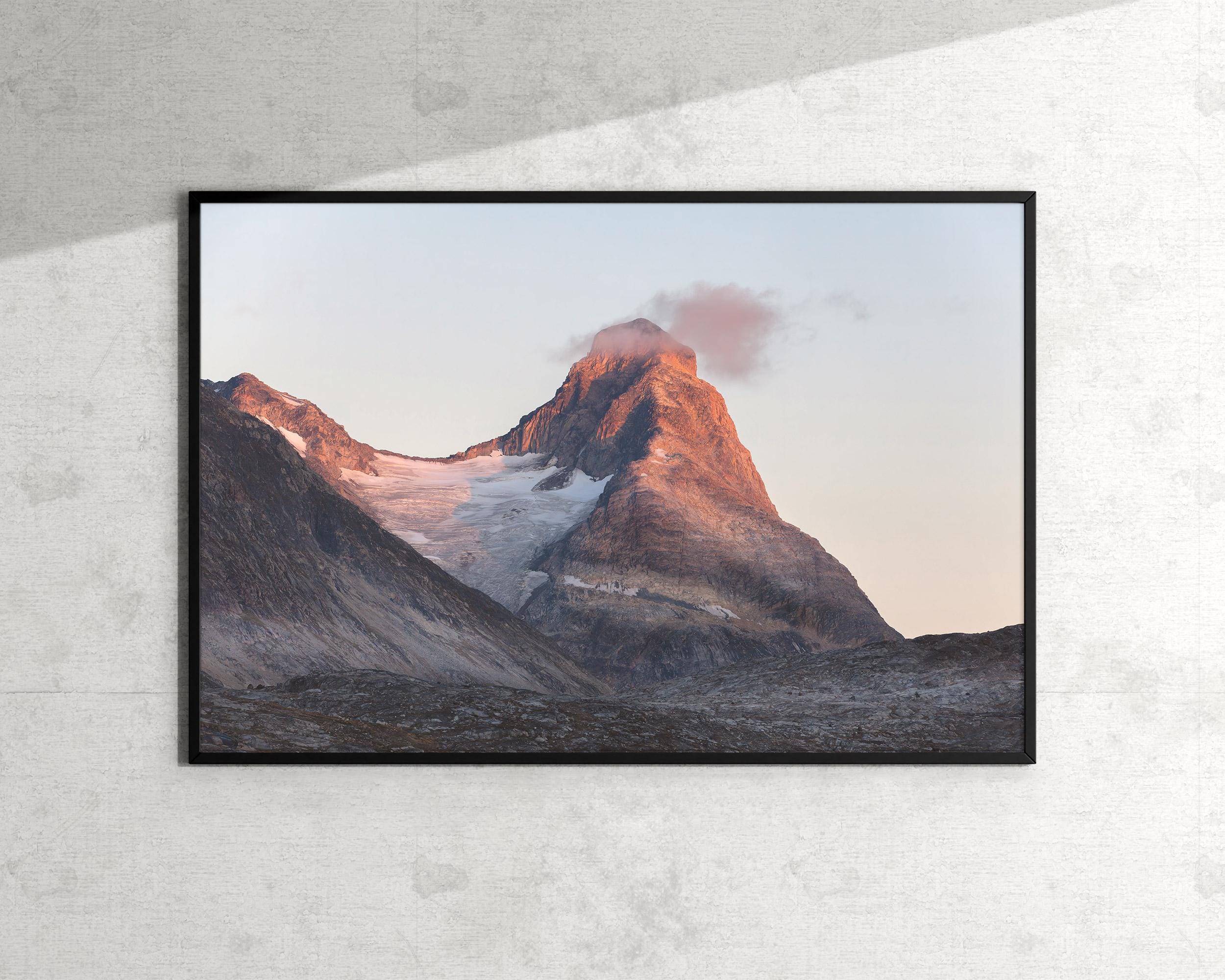 Fine Art Print Grönland | Bergglühen | Nordisches Landschaftsbild | Naturfotografie | Minimalistisches Foto | Dramatische Arktis Foto