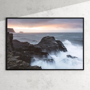 Stampa artistica Islanda / Immagine dell'alba di Reynisdrangar / Paesaggio nordico / Fotografia naturalistica / Paesaggio marino tempestoso / Foto drammatica