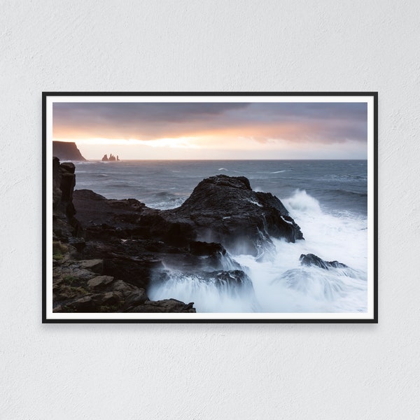 Impression d'art | Islande | Reynisdrangar au lever du soleil | Photo nature nordique | Décoration minimaliste | Mer agitée | Paysage spectaculaire