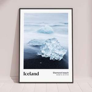 Island Reise Poster | Kunstdruck | Eis am Diamond Beach | Gelassene Seelandschaft | Nordische Landschaft | Naturfotografie
