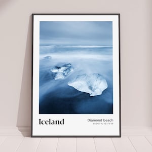 Poster di viaggio in Islanda / Stampa artistica / Ghiaccio su Diamond Beach / Ora blu / Paesaggio nordico / Fotografia naturalistica