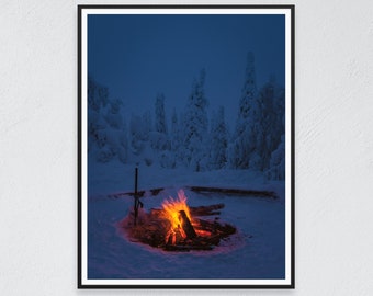 Impression d'art | Finlande | Feu de joie dans la nuit d'hiver | Photo nature nordique | Décoration minimaliste | Pays des merveilles de l'hiver | Paysage de neige