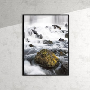 Stampa artistica / Islanda / Roccia muschiosa in cascata / Paesaggio nordico / Fotografia naturalistica / Altopiani islandesi