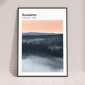 Poster fotografico / Stampa artistica / Finlandia / Paesaggio nordico / Immagine della natura / Valle nebbiosa / Alberi nella nebbia / Foresta nebbiosa