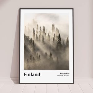 Poster di viaggio in Finlandia / Stampa artistica / Foresta nebbiosa / Pini nella nebbia / Paesaggio nordico / Fotografia naturalistica / Immagine minimalista