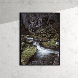 Stampa artistica Islanda / Burrone oscuro / Paesaggio nordico / Fotografia naturalistica / Immagine drammatica / Luogo incantato / Fiaba