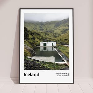 Poster di viaggio in Islanda / Stampa artistica / Piscina di Seljavallalaug / Paesaggio nordico / Fotografia naturalistica / Foto minimalista