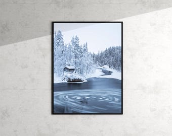 Fine Art Print Finnland | Verschneites Waldbild | Holzhütte in Kuusamo | Nordische Landschaft | Naturfotografie | Winterliche Wandkunst