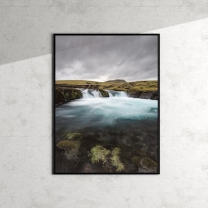 Stampa artistica Islanda / Cascata tempestosa / Paesaggio nordico / Fotografia naturalistica / Arredamento per la casa suggestivo e drammatico / Altopiani islandesi
