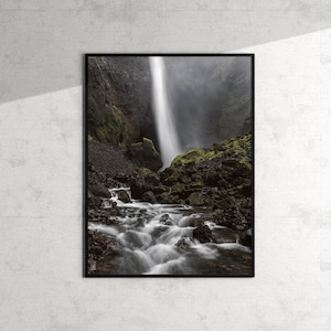 Stampa artistica / Islanda / Cascata Dark Gorge / Paesaggio nordico / Fotografia naturalistica / Scuro e drammatico / Incantato / Mistico