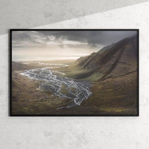 Stampa artistica Islanda / Immagine di montagna / Cielo tempestoso / Paesaggio nordico / Fotografia naturalistica / Immagine drammatica / Scuro e malinconico