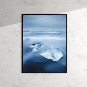 Stampa artistica Islanda / Iceberg su Diamond Beach / Immagine dell'ora blu / Paesaggio nordico / Fotografia naturalistica / Foto minimalista