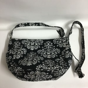 Bolso de hombro tipo bandolera Vera Bradley en color negro candelabro