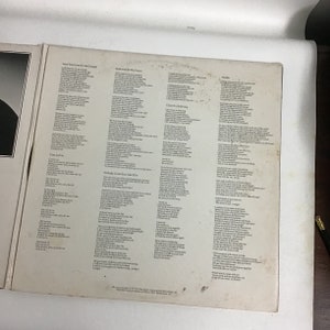 K&ouml;nnte beinhalten: Ein Vintage-Vinyl-Plattencover mit auf der R&uuml;ckseite gedruckten Texten. Das Album tr&auml;gt den Titel "Nobody Loves You Like I Do" von The Beach Boys. Die Texte beinhalten Songs wie "Landlocked Love", "Cool, Cool Water", "Custer La Vie", "Nobody Loves You Like I Do", "Children To Believing", "Priscilla" und "Exchange Your Love For Me".