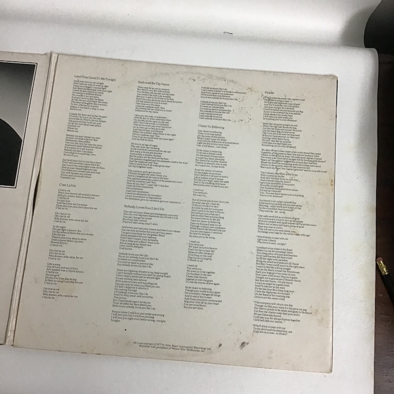 K&ouml;nnte beinhalten: Ein Vintage-Vinyl-Plattencover mit auf der R&uuml;ckseite gedruckten Texten. Das Album tr&auml;gt den Titel "Nobody Loves You Like I Do" von The Beach Boys. Die Texte beinhalten Songs wie "Landlocked Love", "Cool, Cool Water", "Custer La Vie", "Nobody Loves You Like I Do", "Children To Believing", "Priscilla" und "Exchange Your Love For Me".