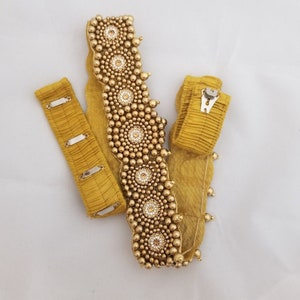 Goldener Aari-Arbeits- und Steinarbeit-Hüftgürtel mit hängenden goldenen Perlen mit elastischen verstellbaren Haken - Saree Gürtel - Taillengürtel Saree Lehenga