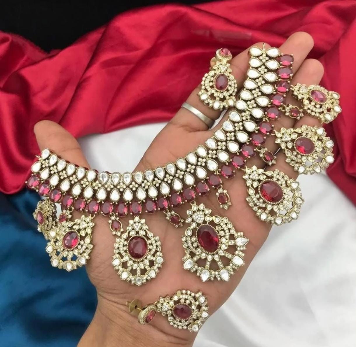 ルビーレッドストーン付きクンダン チョーカー ネックレス セット | イヤリングと指輪付きの伝統的なブライダル ジュエリー セット | 南インドのジュエリー。