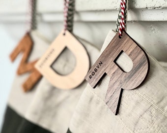 Decorazione natalizia in legno personalizzata con iniziale: monogramma moderno, NO01