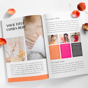 Op de afbeelding: Een open magazine met een perzikkleurige achtergrond en de tekst "YOUR TITLE COMES HERE" op de linkerpagina. De rechterpagina heeft de tekst "Your chapter subtitle" en een alinea tekst. Er zijn drie kleinere afbeeldingen van vrouwen die verschillende outfits dragen op de rechterpagina.