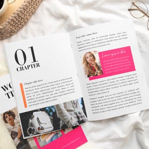 Op de afbeelding: Een open boek met een roze en witte omslag. Het boek heeft een hoofdstuktitel, "Chapter title here", en een sectie met de titel "Lorem ipsum dolor". Het boek ligt op een wit oppervlak met een kopje koffie en een bril.
