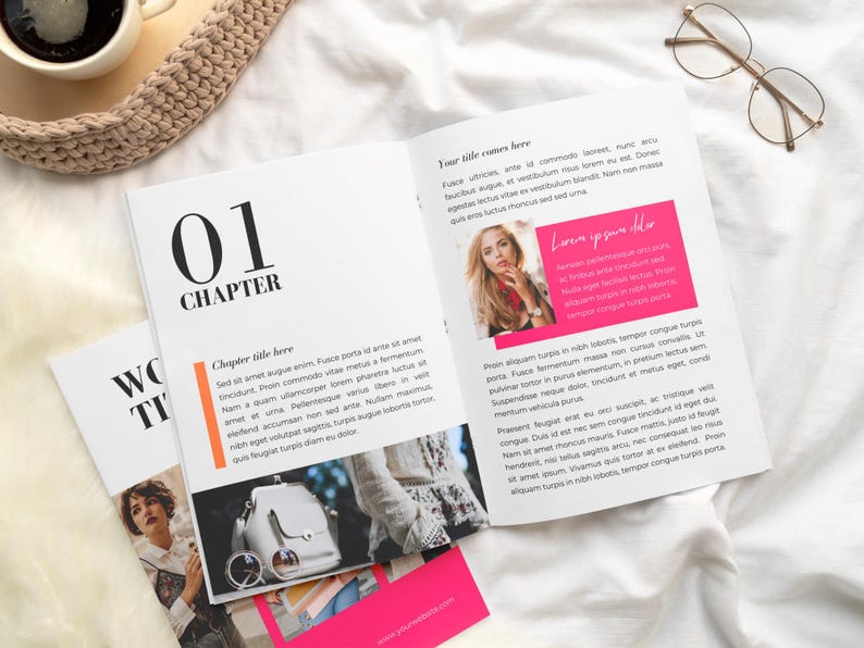 Op de afbeelding: Een open boek met een roze en witte omslag. Het boek heeft een hoofdstuktitel, "Chapter title here", en een sectie met de titel "Lorem ipsum dolor". Het boek ligt op een wit oppervlak met een kopje koffie en een bril.