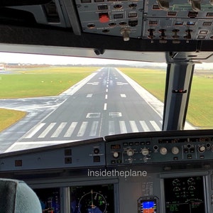Druckbare Landeansicht auf Landebahn Flugzeug A320 - tolles Bild für Unikat, Ehemann, Geburtstag, Vatertagsgeschenk