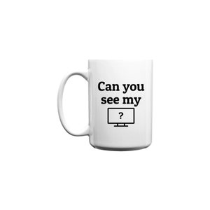 Puede incluir: Taza de cerámica blanca con un gráfico negro que dice "Can you see my?" con un contorno negro de un monitor de computadora con un signo de interrogación dentro.