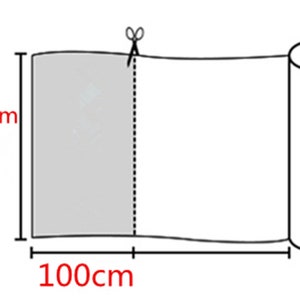 K&ouml;nnte beinhalten: Eine wei&szlig;e Stoffrolle mit den Ma&szlig;en 150 cm x 100 cm. Der Stoff ist aufgerollt und mit einem kleinen St&uuml;ck Klebeband befestigt.