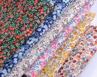 Tessuto in puro cotone 80 fili con stampa a bacche Free Wind.